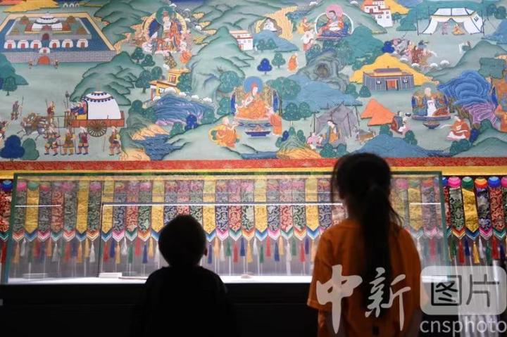 圖為觀眾參觀唐卡《涼州會(huì)盟》。 中新社記者 戴文昌 攝