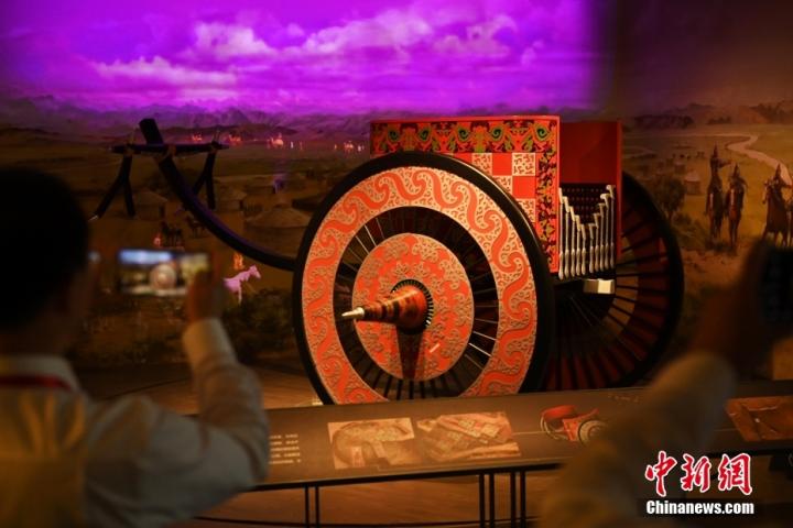 8月16日，甘肅省天水市張家川回族自治縣馬家塬車輿博物館內(nèi)，游客拍攝等比例的戰(zhàn)國(guó)西戎車輿復(fù)制品。