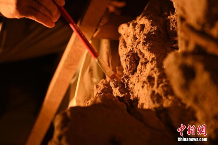 8月25日，文物修復(fù)師牟常有進(jìn)行文物修復(fù)工作。