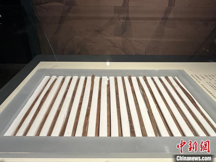 圖為甘肅簡牘博物館展陳的漢簡。中新社記者 戴文昌 攝
