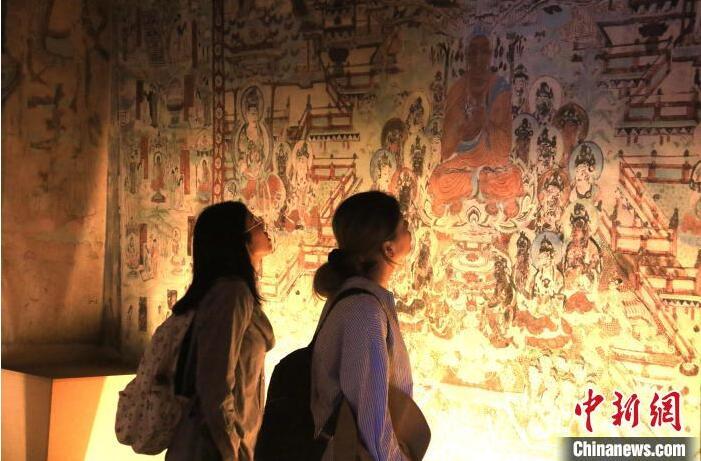 2023年8月27日，游客在甘肅省敦煌市博物館參觀文物展。張曉亮 攝(資料圖)