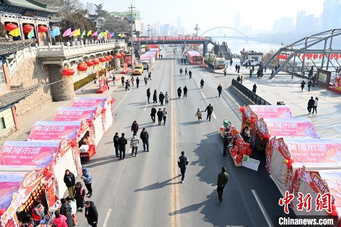 1月30日，蘭州黃河畔的年貨集市吸引顧客選購年貨。九美旦增 攝</p><p>