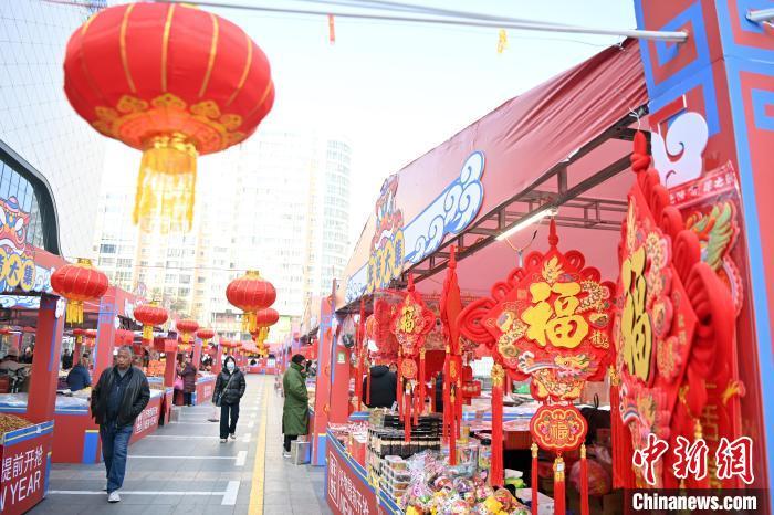 1月30日，蘭州街頭琳瑯滿目的年貨吸引顧客選購。九美旦增 攝</p><p>
