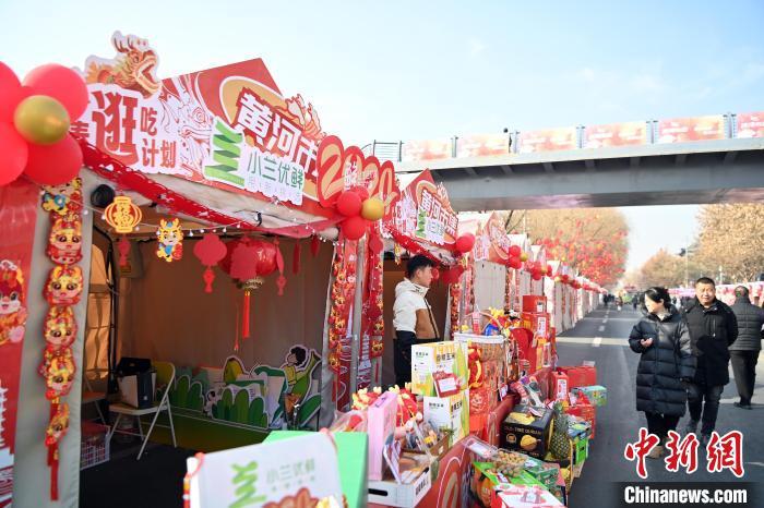 1月30日，蘭州黃河畔的年貨集市吸引顧客選購年貨。九美旦增 攝</p><p>