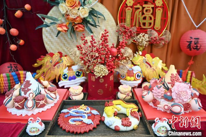 1月25日，春節(jié)臨近，蘭州一花饃店“龍”元素花饃熱銷。圖為展出的“龍”元素花饃。九美旦增 攝