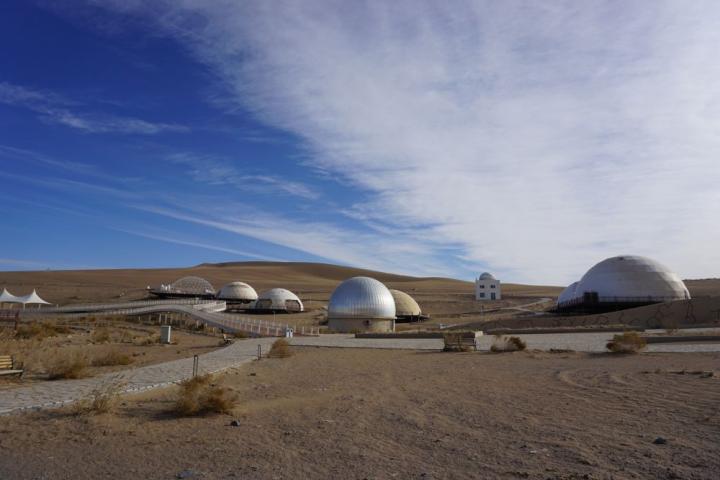 2023年11月28日拍攝的甘肅省武威市民勤縣“摘星小鎮(zhèn)”一角。新華社記者 賈釗 攝