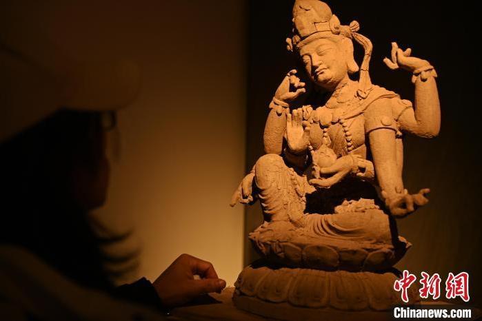 圖為季茂杰觀察自己創(chuàng)作的敦煌木雕。李亞龍 攝