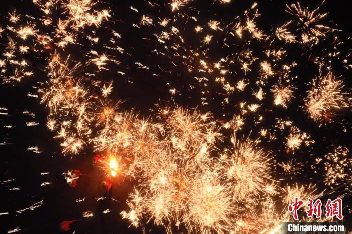 灼熱的鐵水在空中迸散。在空中形成“鐵花火雨”的景象，似天女散花，似群星漫天，如夢(mèng)如幻，美不勝收。侯奇志 攝</p>
<p>