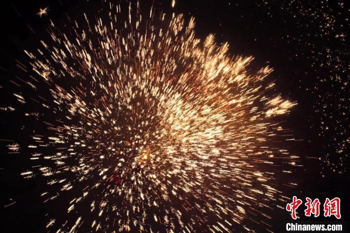 據(jù)悉，“花”與“發(fā)”諧音，取“打花打花，越打越發(fā)”之意。“打鐵花”不僅蘊(yùn)含著人們祈福納祥的美好愿望，也展現(xiàn)了民間生鐵冶煉傳統(tǒng)技藝的工匠精神。侯奇志 攝