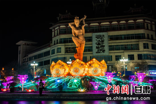 2024年春節(jié)期間，敦煌市中心盤(pán)旋路上的反彈琵琶燈組。王斌銀 攝