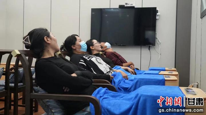 圖為當(dāng)?shù)鼐用耋w驗(yàn)藏醫(yī)院診療。卓瑪草 攝