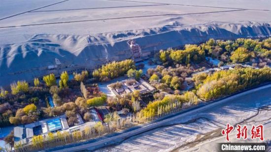 2022年11月，航拍深秋季節(jié)的莫高窟?！　⊥醣筱y 攝