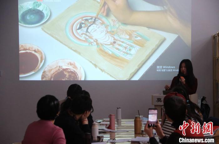 2023年2月，在敦煌研究院莫高學(xué)堂，研學(xué)導(dǎo)師給學(xué)員講授敦煌壁畫臨摹技法?！　垥粤?攝