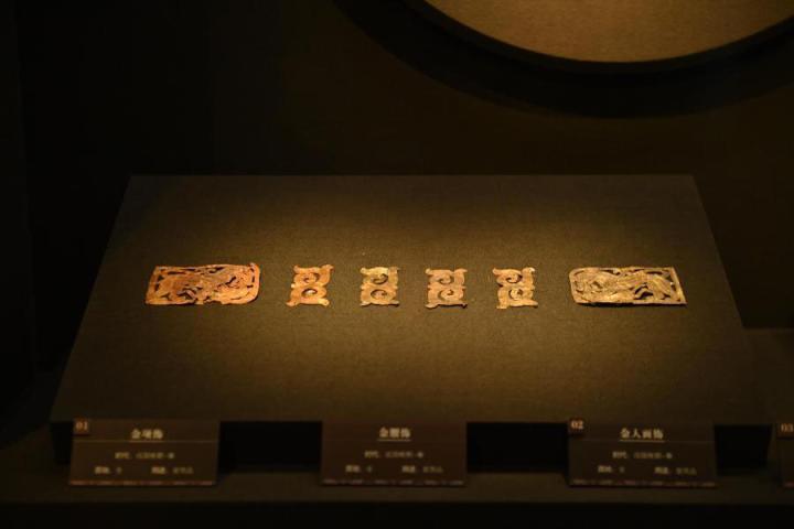 張家川縣馬家塬車輿博物館展陳的馬家塬遺址出土的金項(xiàng)飾、金腰飾、金人畫飾等。李亞龍 攝　　