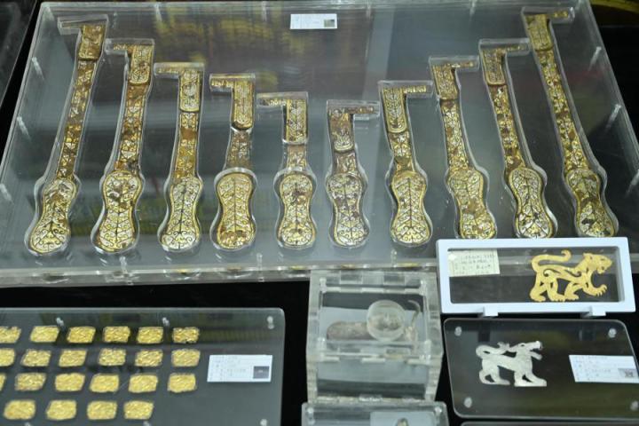 張家川馬家塬出土的金帶飾、大角羊、人形鉛俑及狼形銀車輿飾等文物。