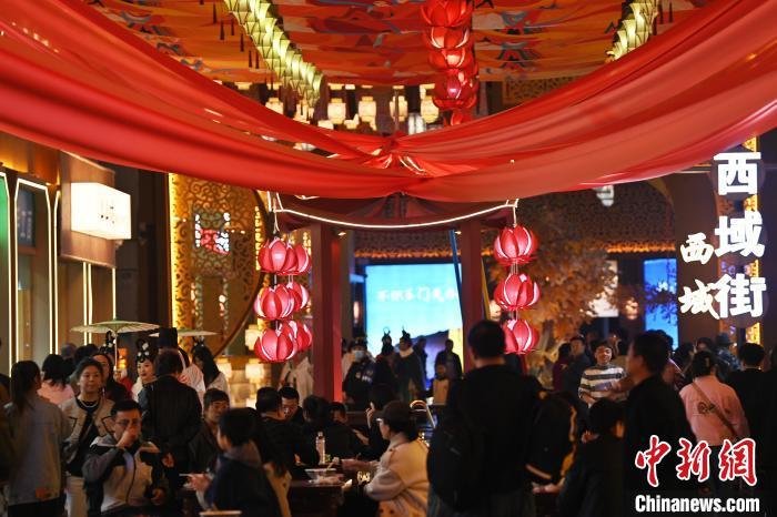 圖為街區(qū)現(xiàn)場游客絡繹不絕。李亞龍 攝</p>
<p>