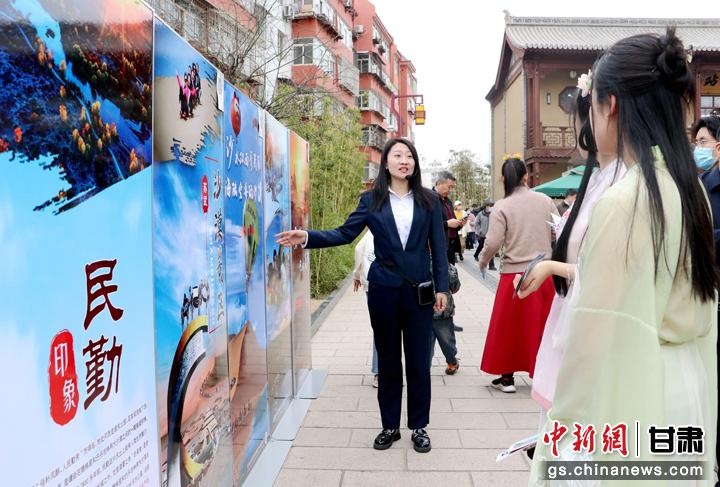 3月下旬，民勤縣在天水啟漢樓廣場舉行推介會，宣傳本地旅游資源和農(nóng)特優(yōu)產(chǎn)品。圖為工作人員向游客介紹民勤自然風(fēng)光、歷史文化。馬愛彬 攝