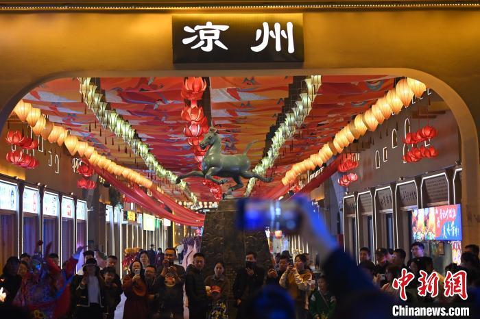 圖為游人拍攝煥然一新亮相的街區(qū)。李亞龍 攝</p><p>