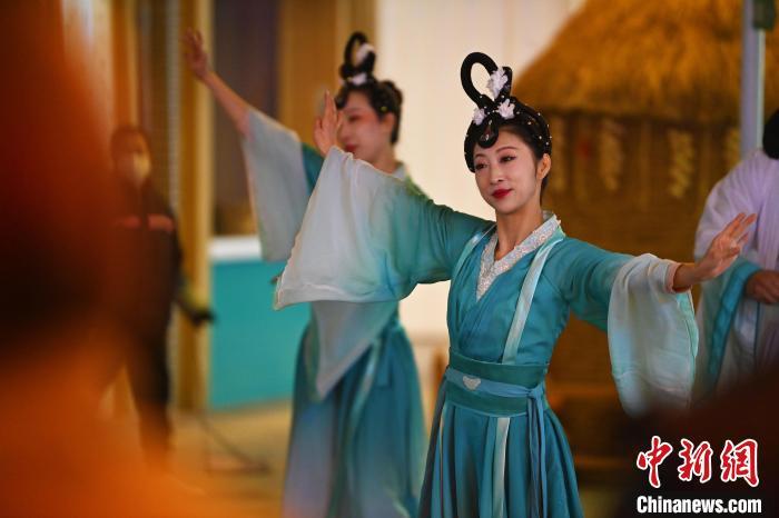 圖為工作人員進(jìn)行舞蹈表演。李亞龍 攝</p><p>