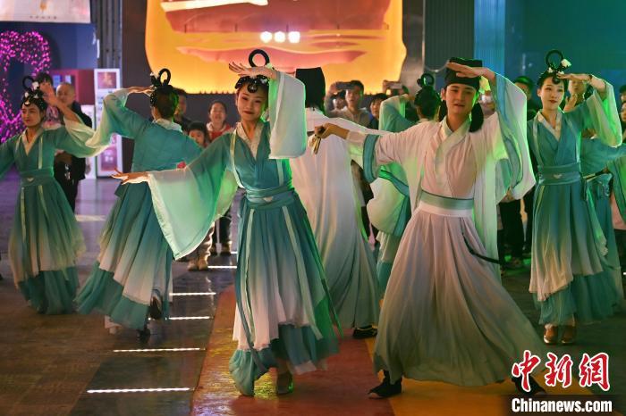 圖為工作人員進(jìn)行舞蹈表演。李亞龍 攝</p><p>
