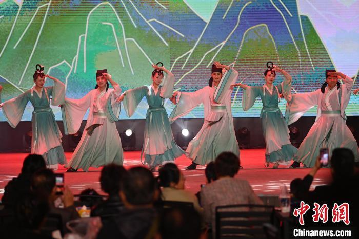 圖為工作人員進(jìn)行舞蹈表演。李亞龍 攝