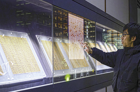 3月6日，工作人員在荊門市博物館新館內(nèi)楚簡(jiǎn)展廳展示使用互動(dòng)裝置。新華每日電訊記者　胡競(jìng)文