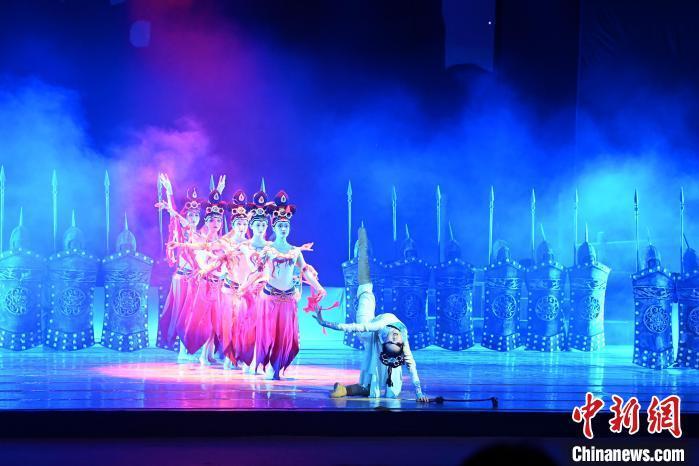 2023年2月18日，蘭州歌舞劇院創(chuàng)排的大型舞劇《大夢敦煌》?！　【琶赖┰?攝