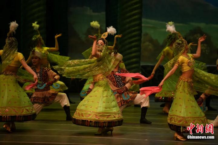 2024年2月23日晚，中國(guó)經(jīng)典舞劇《絲路花雨》在甘肅蘭州演出恭賀新春。李亞龍 攝