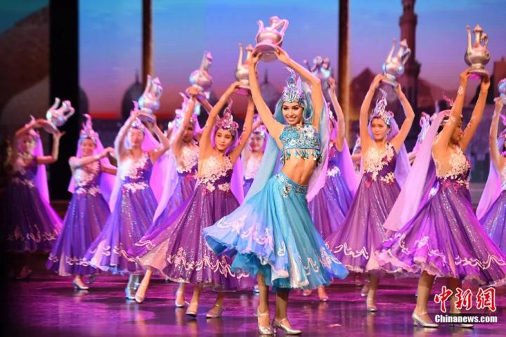 《絲路花雨》外國(guó)演員在波斯酒舞中領(lǐng)舞。楊艷敏 攝