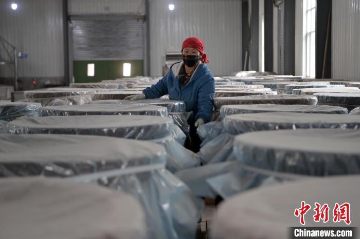 5月10日，工作人員檢查裝有酒糟的壇子。九美旦增　攝