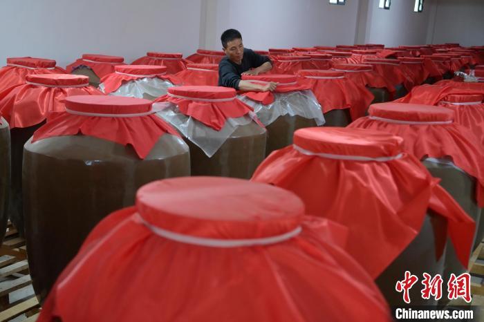 圖為5月10日，工作人員在儲酒庫檢查酒缸密封性。九美旦增　攝