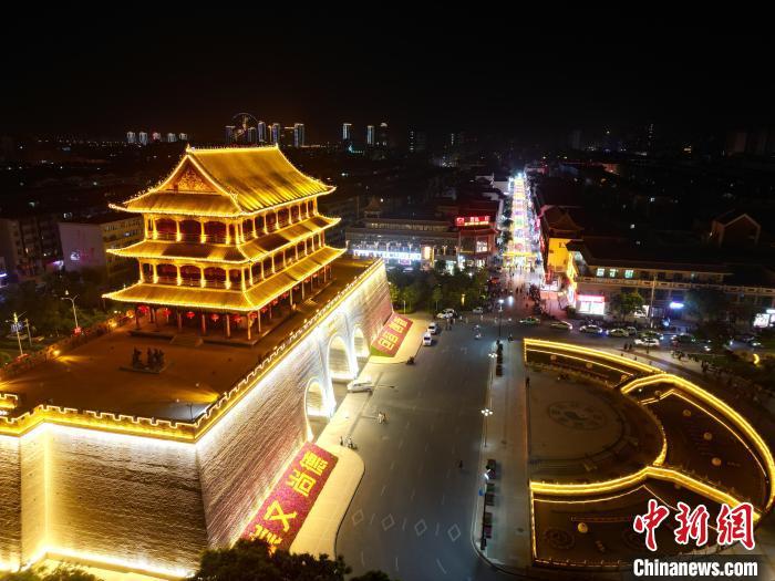 圖為武威市標(biāo)志性建筑涼州古城門燈光亮起。(無人機(jī)照片) 　戴文昌 攝</p><p>