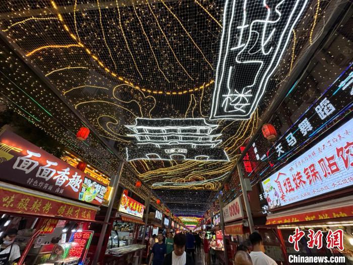 圖為明清街夜市燈光點(diǎn)亮具有武威文化元素的“涼州古城門”彩燈。　戴文昌 攝</p><p>