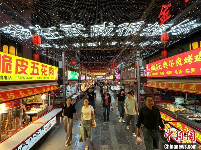 圖為明清街夜市燈光點(diǎn)亮“我在武威很想你”?！〈魑牟?攝</p><p>