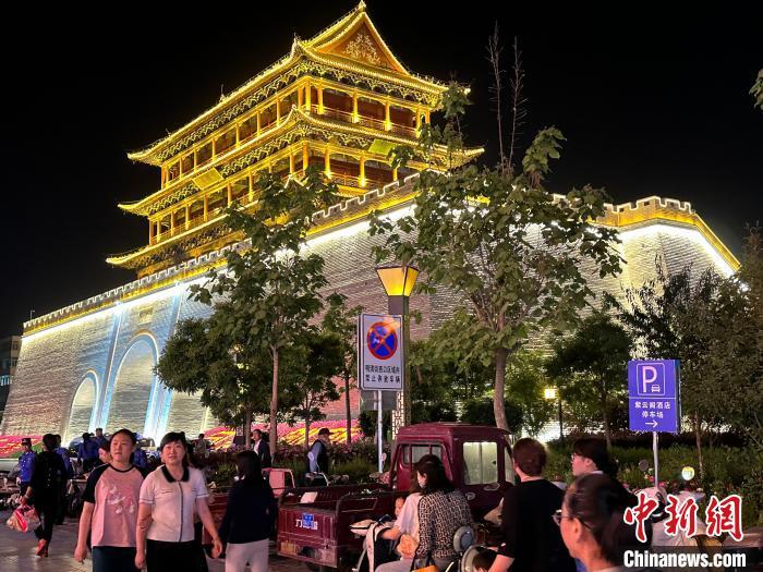 圖為夜幕降臨，涼州古城門燈光亮起。　戴文昌 攝