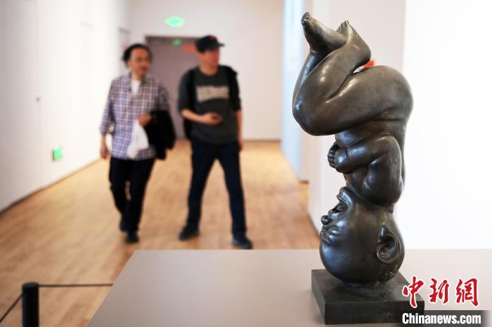 5月21日，觀眾參觀“絲路印跡”雕塑藝術(shù)作品展展出的雕塑作品。九美旦增 攝</p>
<p>