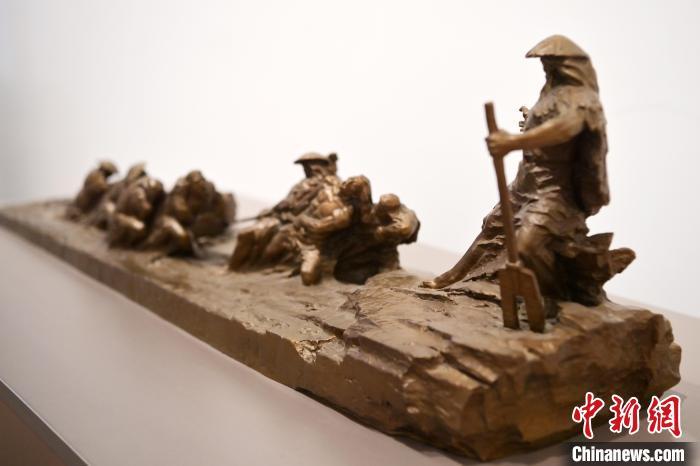 5月21日，在“絲路印跡”雕塑藝術(shù)作品展展出的作品《治水為民·禹德九州》。九美旦增 攝</p>
<p>