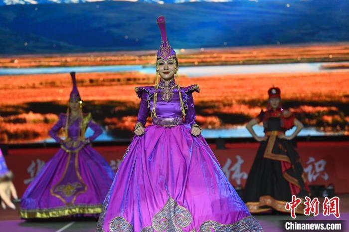 圖為開幕式現(xiàn)場蒙古族服飾秀。李亞龍 攝</p>
<p>