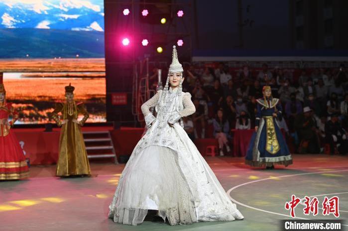 圖為開幕式現(xiàn)場蒙古族服飾秀。李亞龍 攝</p>
<p>