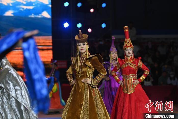 圖為開幕式現(xiàn)場蒙古族服飾秀。李亞龍 攝</p>
<p>
