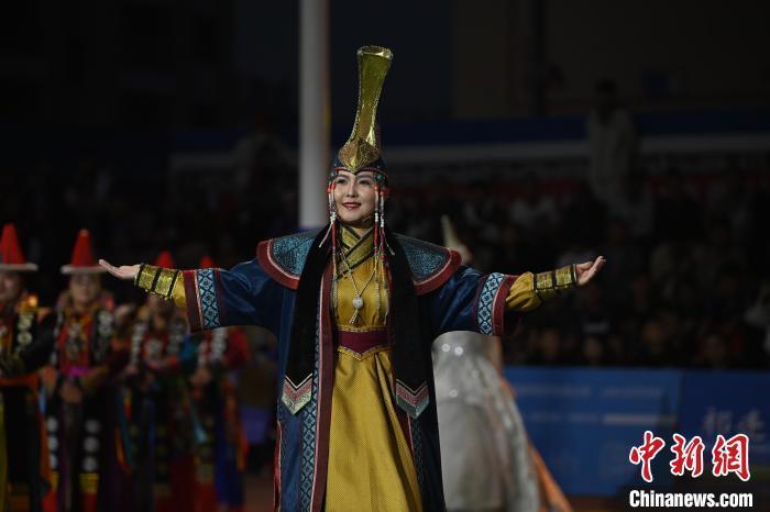 圖為開幕式現(xiàn)場蒙古族服飾秀。李亞龍 攝