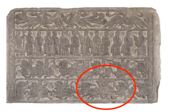 △漢代迎賓、車馬出行畫像石，現(xiàn)藏于臨沂市博物館。畫像石的第四層中有軺車出現(xiàn)。