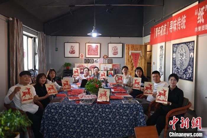 6月6日，在甘肅敦煌青年夜校課程中，青年學員展示學習敦煌非遺剪紙的成果。