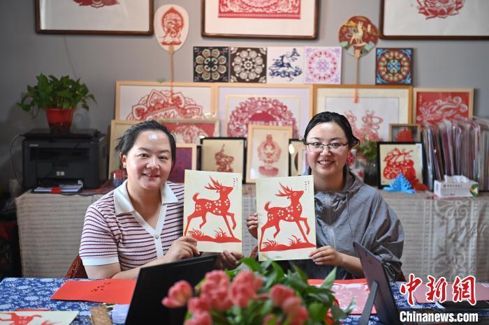 6月6日，在甘肅敦煌青年夜校課程中，青年學員展示學習敦煌非遺剪紙的成果。李亞龍 攝　　