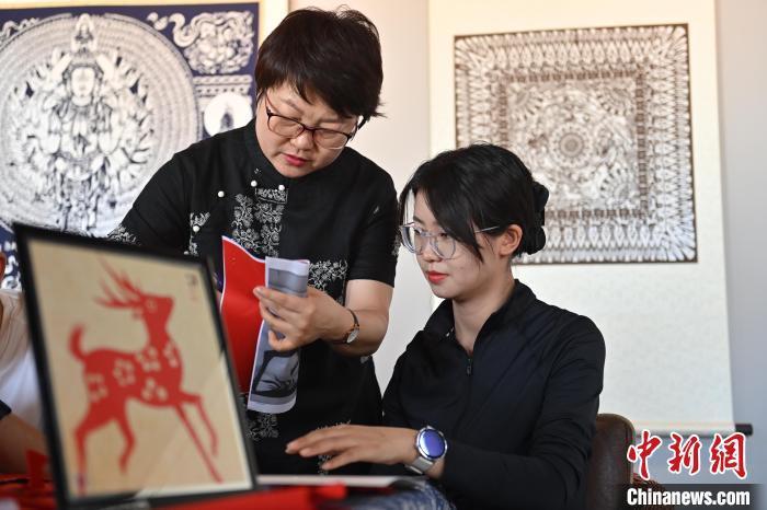 6月6日，在甘肅敦煌青年夜校課程中，青年學員學習敦煌非遺剪紙課程。李亞龍 攝