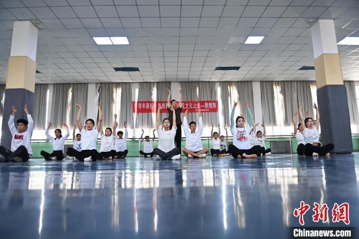 6月6日，在甘肅敦煌青年夜校課程中，青年學員學習敦煌舞課程。李亞龍 攝　　