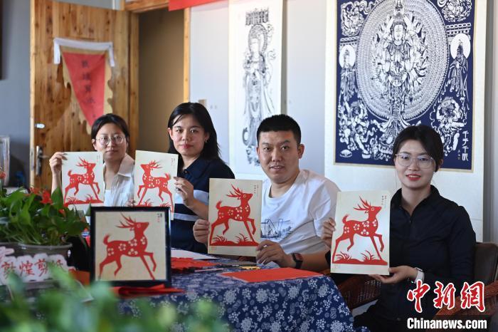 6月6日，在甘肅敦煌青年夜校課程中，青年學員展示學習敦煌非遺剪紙的成果。李亞龍 攝　　