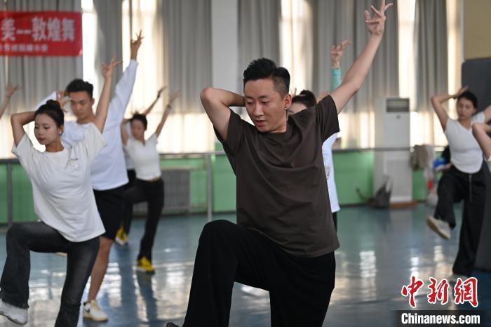 6月6日，在甘肅敦煌青年夜校課程中，青年學員學習敦煌舞課程。李亞龍 攝　　