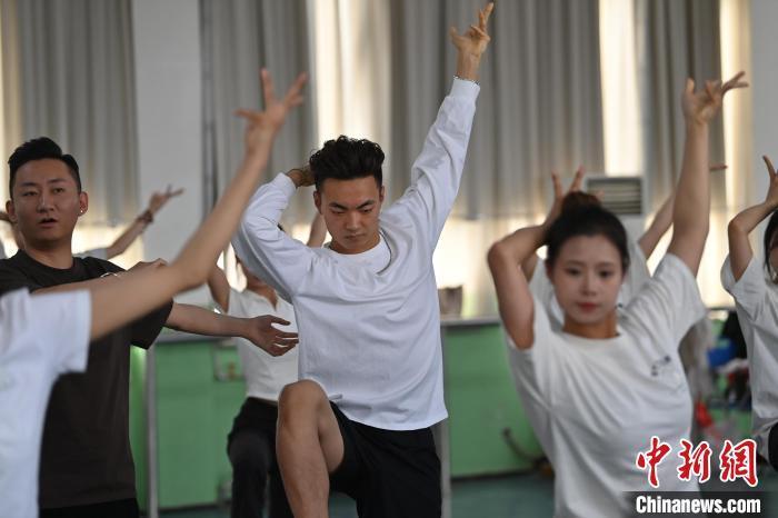 6月6日，在甘肅敦煌青年夜校課程中，青年學員學習敦煌舞課程。李亞龍 攝　　