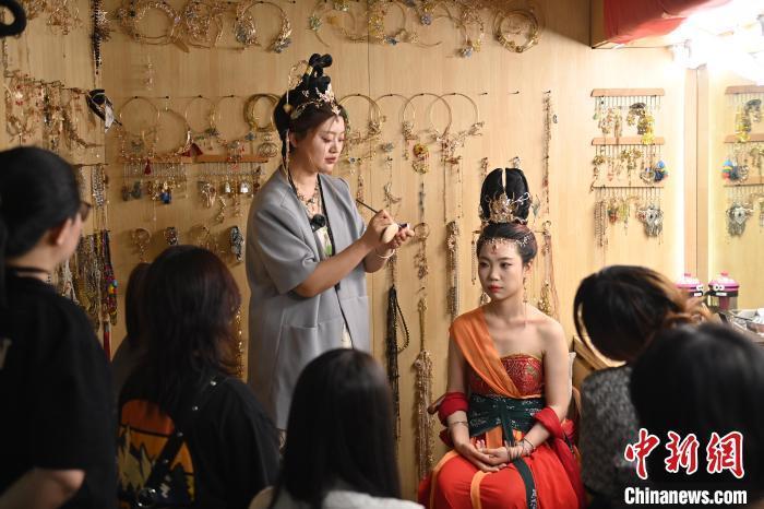 6月6日，在甘肅敦煌青年夜校課程中，青年學員學習敦煌美妝課程。李亞龍 攝